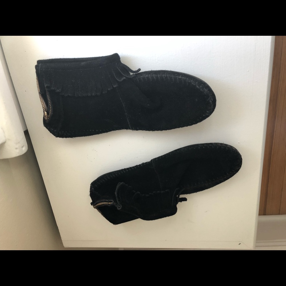 Minnotonla Moccasins - Black Suede